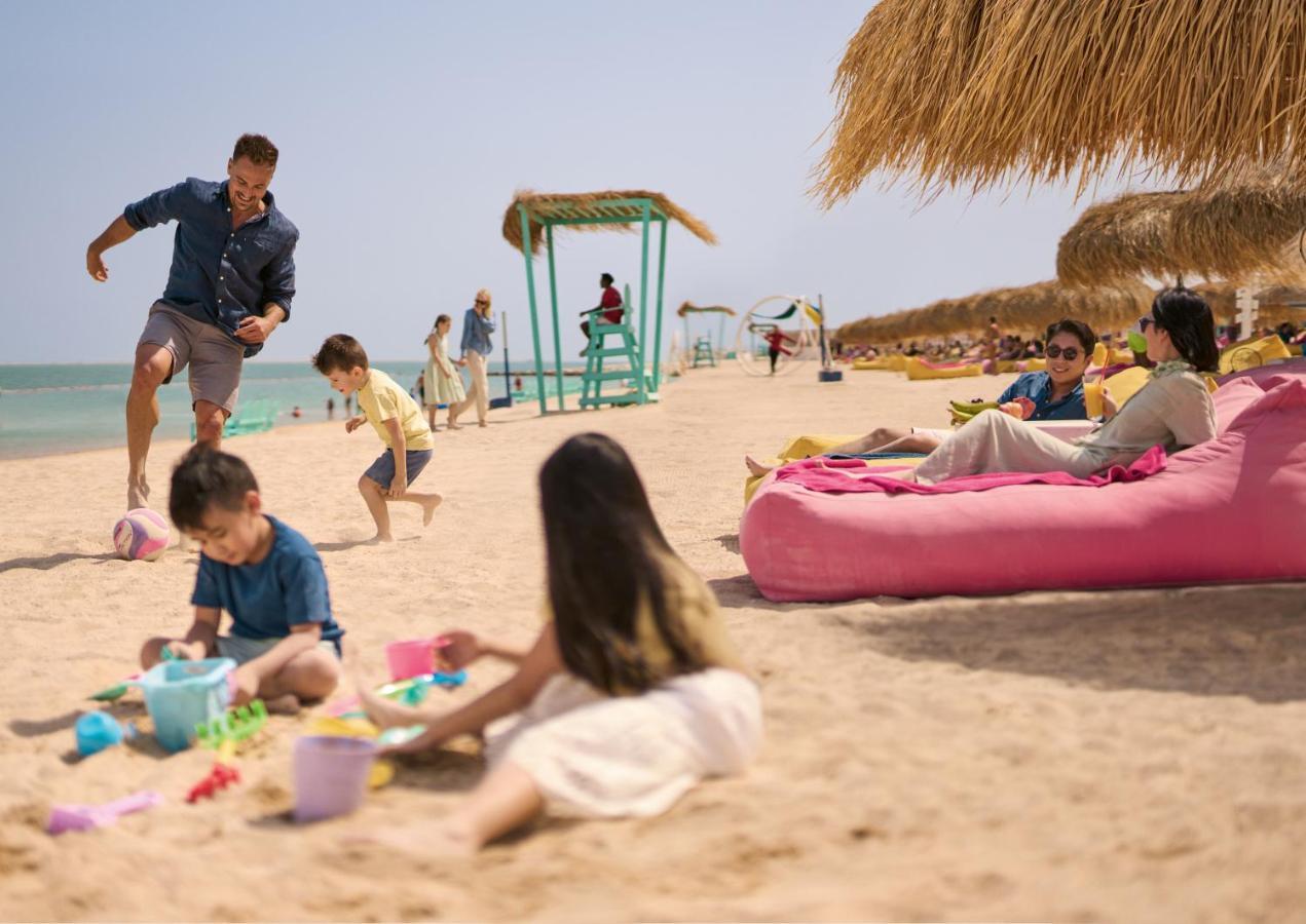 Somerset West Bay Ad Dawhah Esterno foto Families at the beach