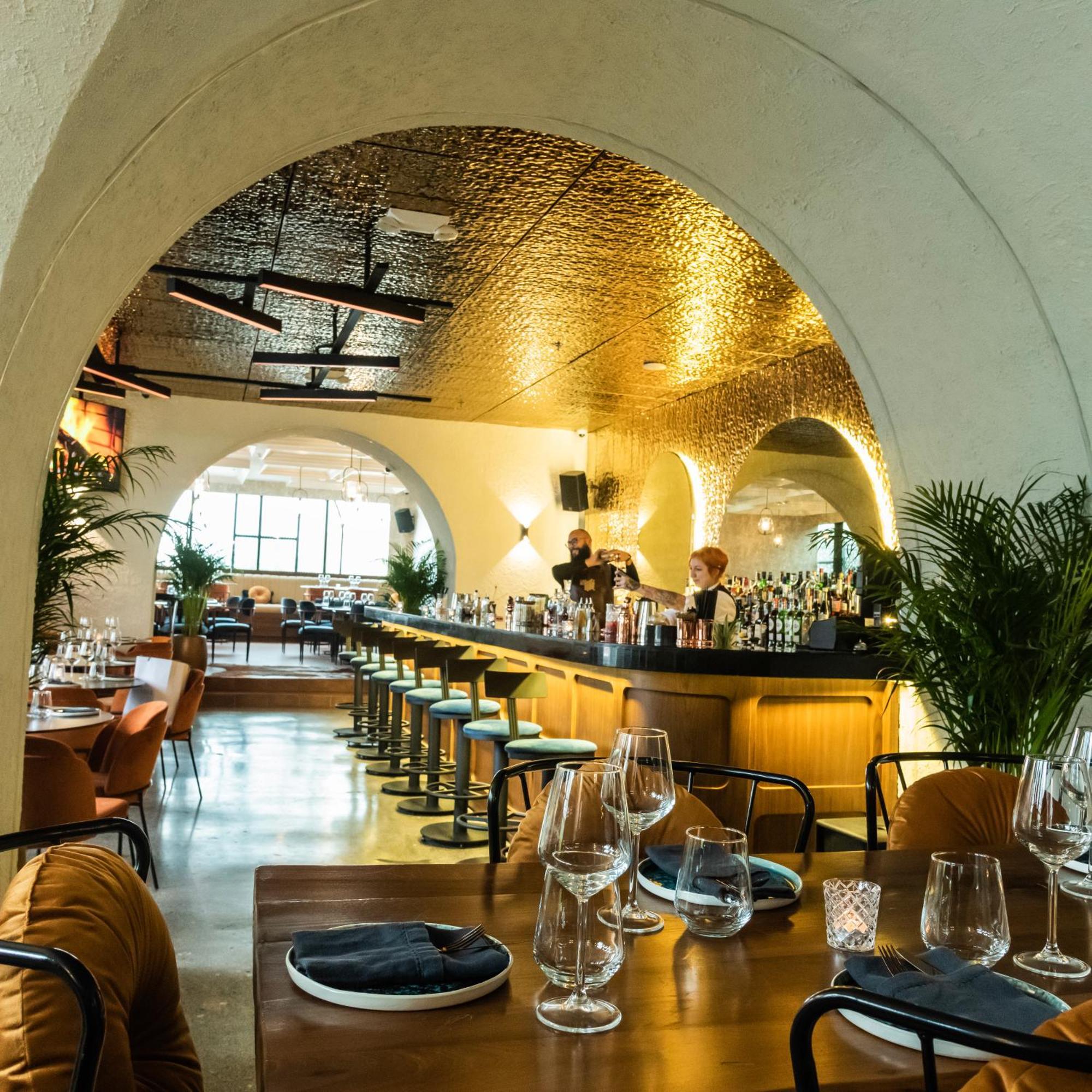 Somerset West Bay Ad Dawhah Esterno foto The interior of the restaurant