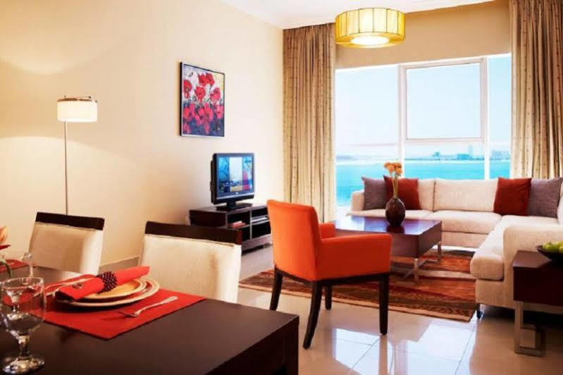 Somerset West Bay Ad Dawhah Esterno foto A living room in a typical apartment